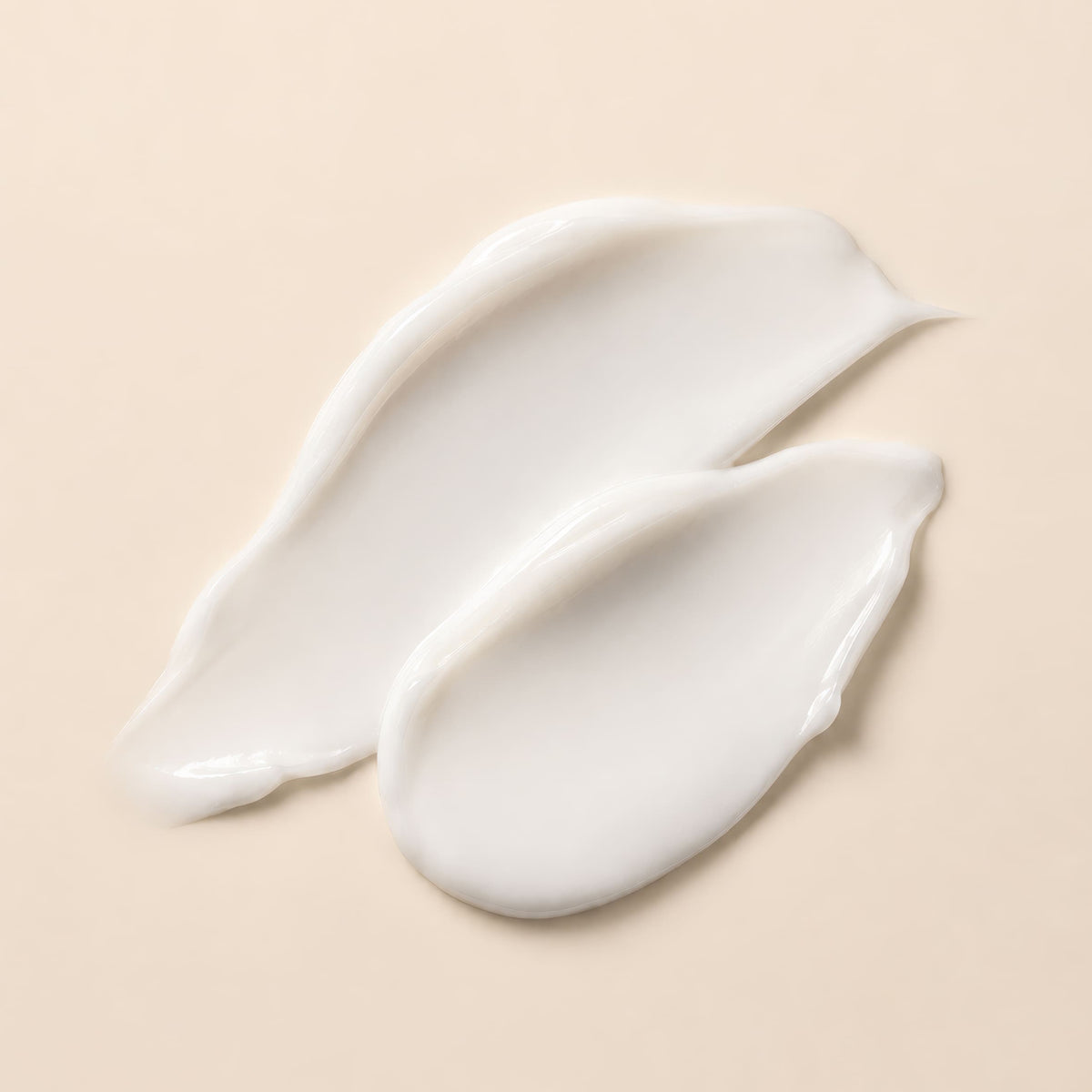 Textură albă și cremoasă, în valuri, arată consistența Cremei Antirid Natural Beauty by Laura Baldini.