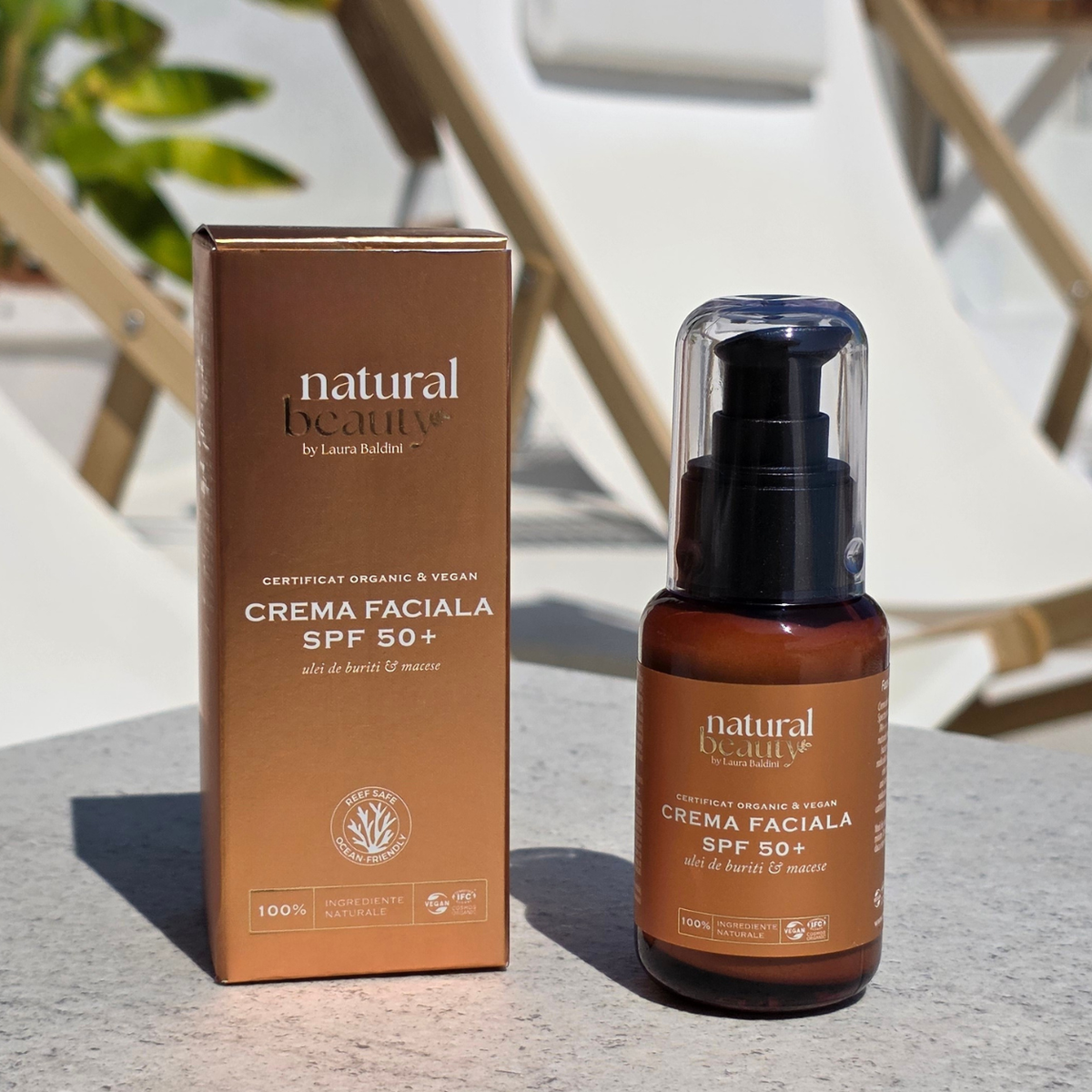 Cremă facială SPF50+ Unforgettable, Natural Beauty by Laura Baldini, cu ulei de buriti și măceșe, așezată pe o terasă
