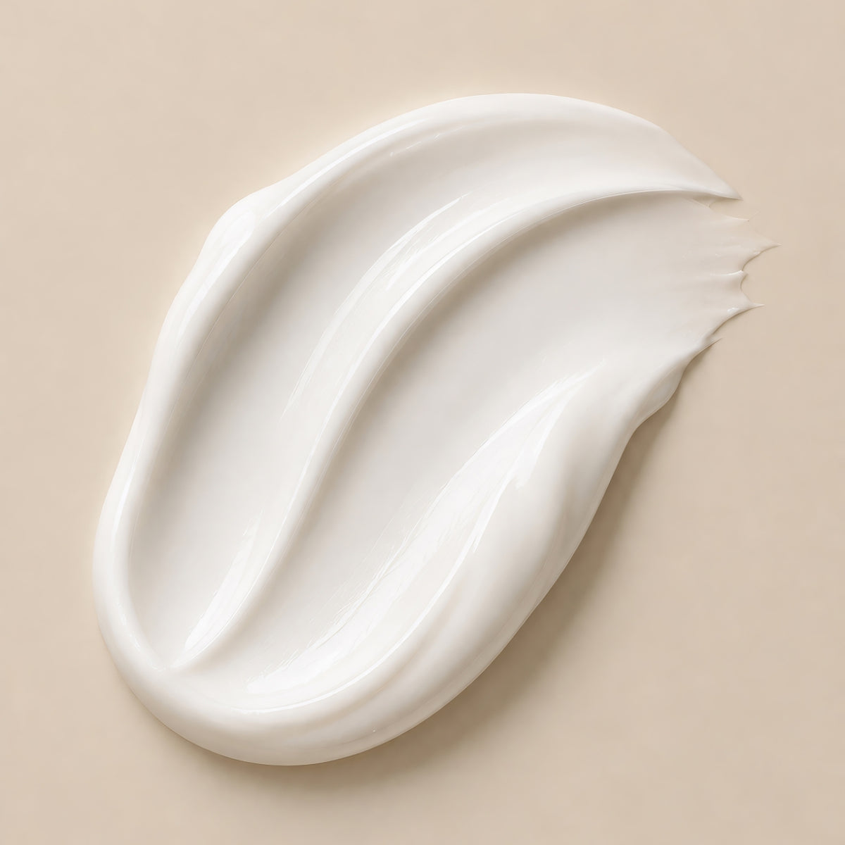 Textură albă și cremoasă, în valuri, arată consistența Cremei Hidratante Natural Beauty by Laura Baldini.