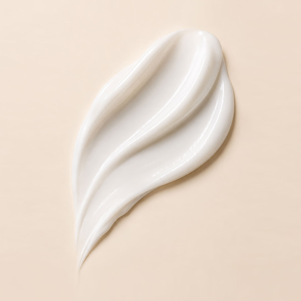 Textură albă și cremoasă, în valuri, arată consistența Cremei de Mâini Nutritive Natural Beauty by Laura Baldini