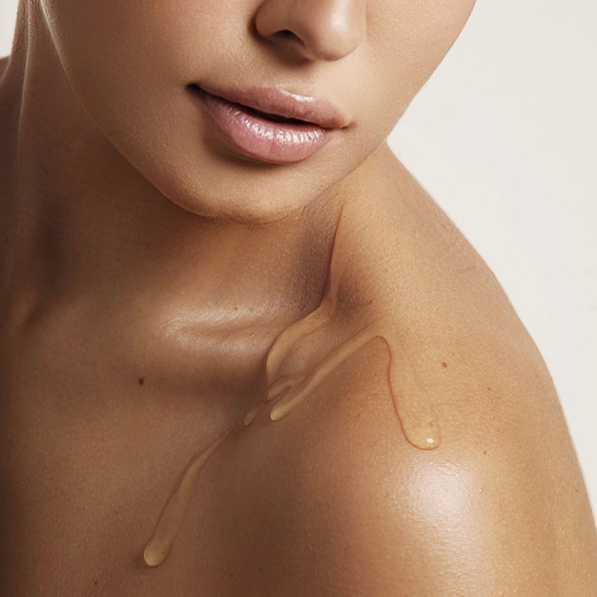 Gel translucid scurgându-se pe umăr, pentru Gelul de Duș Energizant Natural Beauty by Laura Baldini