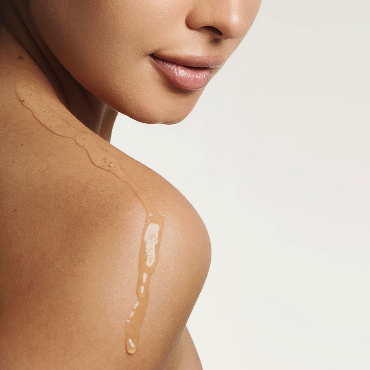 Gel translucid scurgându-se pe umăr, pentru Gelul de Duș Natural Beauty by Laura Baldini