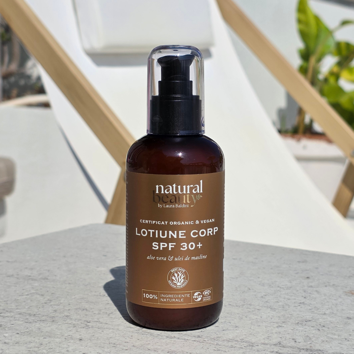 Loțiune de corp SPF30+ Golden Hours, Natural Beauty by Laura Baldini, cu aloe vera și ulei de măsline, așezată pe o terasă