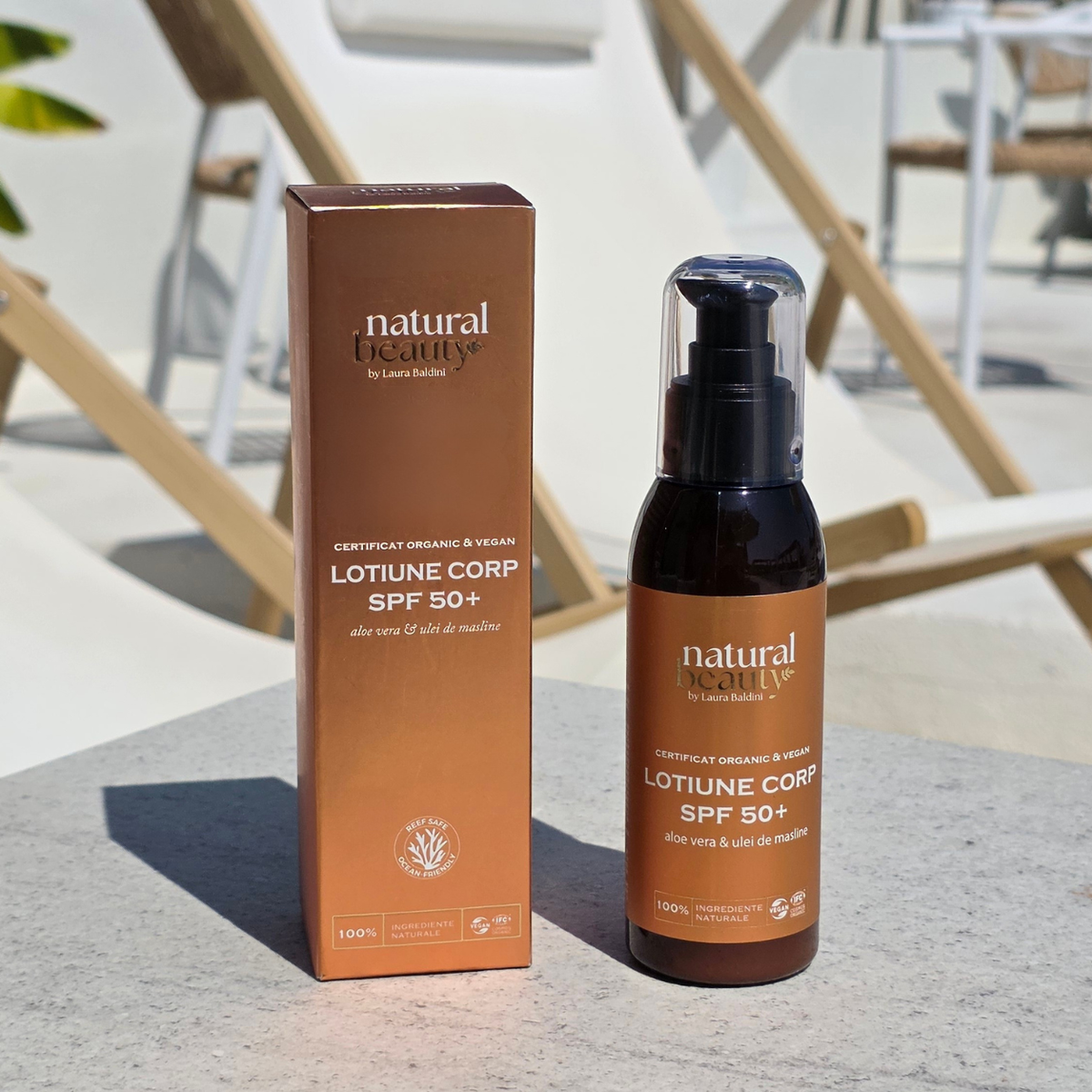 Loțiune de corp SPF50+ Hot Summer, Natural Beauty by Laura Baldini, așezată pe o terasă