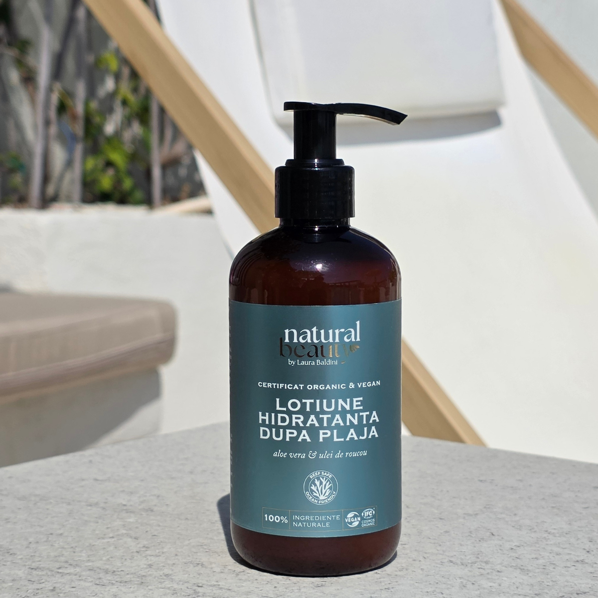 Loțiune hidratantă după plajă, Natural Beauty by Laura Baldini, cu aloe vera și ulei de Roucou, așezată pe o terasă