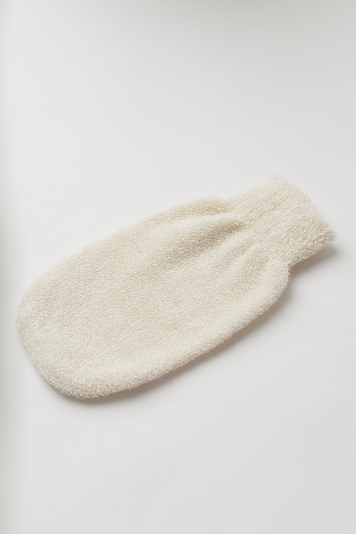 Mănușă exfoliantă Earth Grip, Natural Beauty by Laura Baldini, așezată în diagonală
