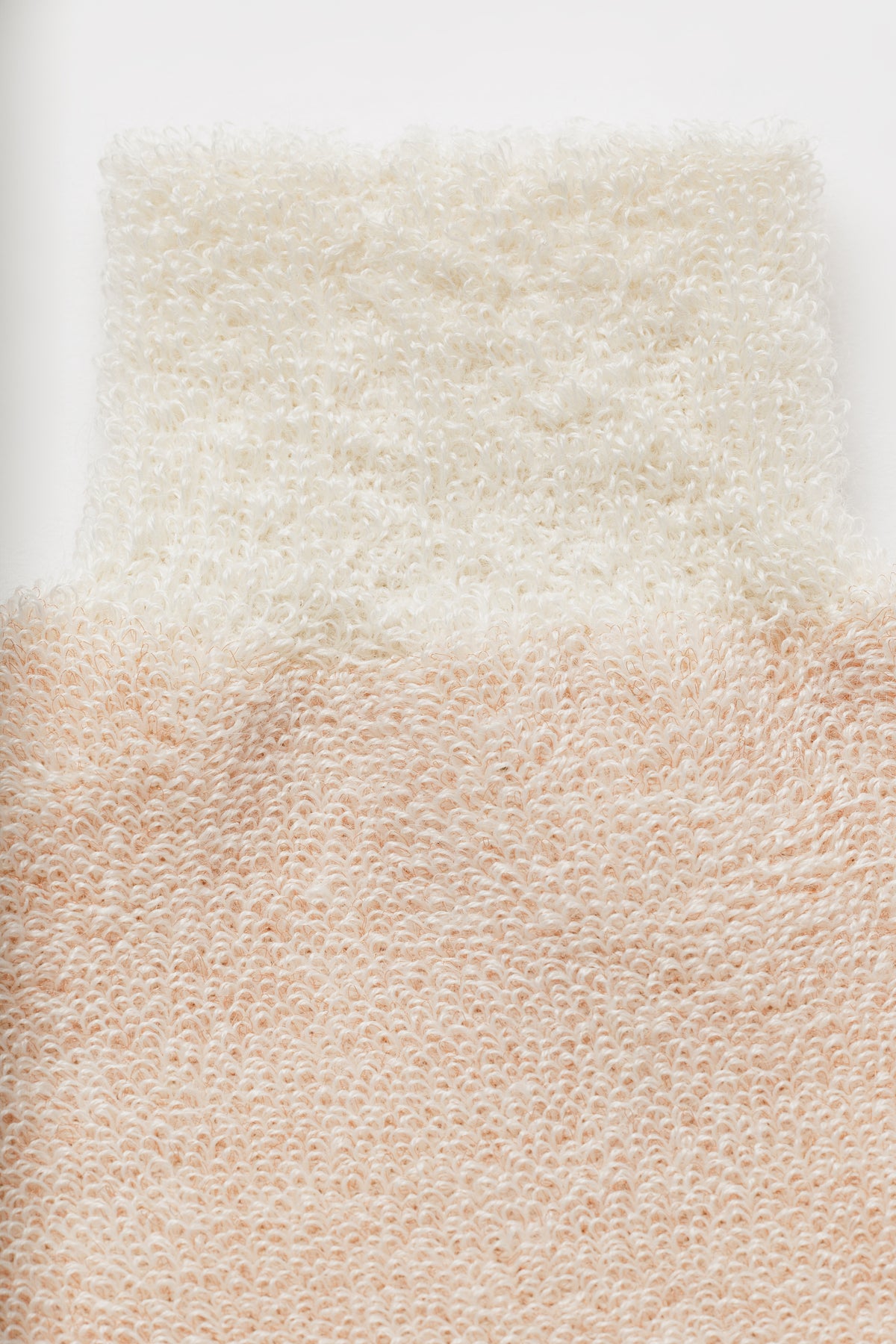 Detaliu al manșetei din bumbac, mănușă exfoliantă Fiber Bloom, Natural Beauty by Laura Baldini