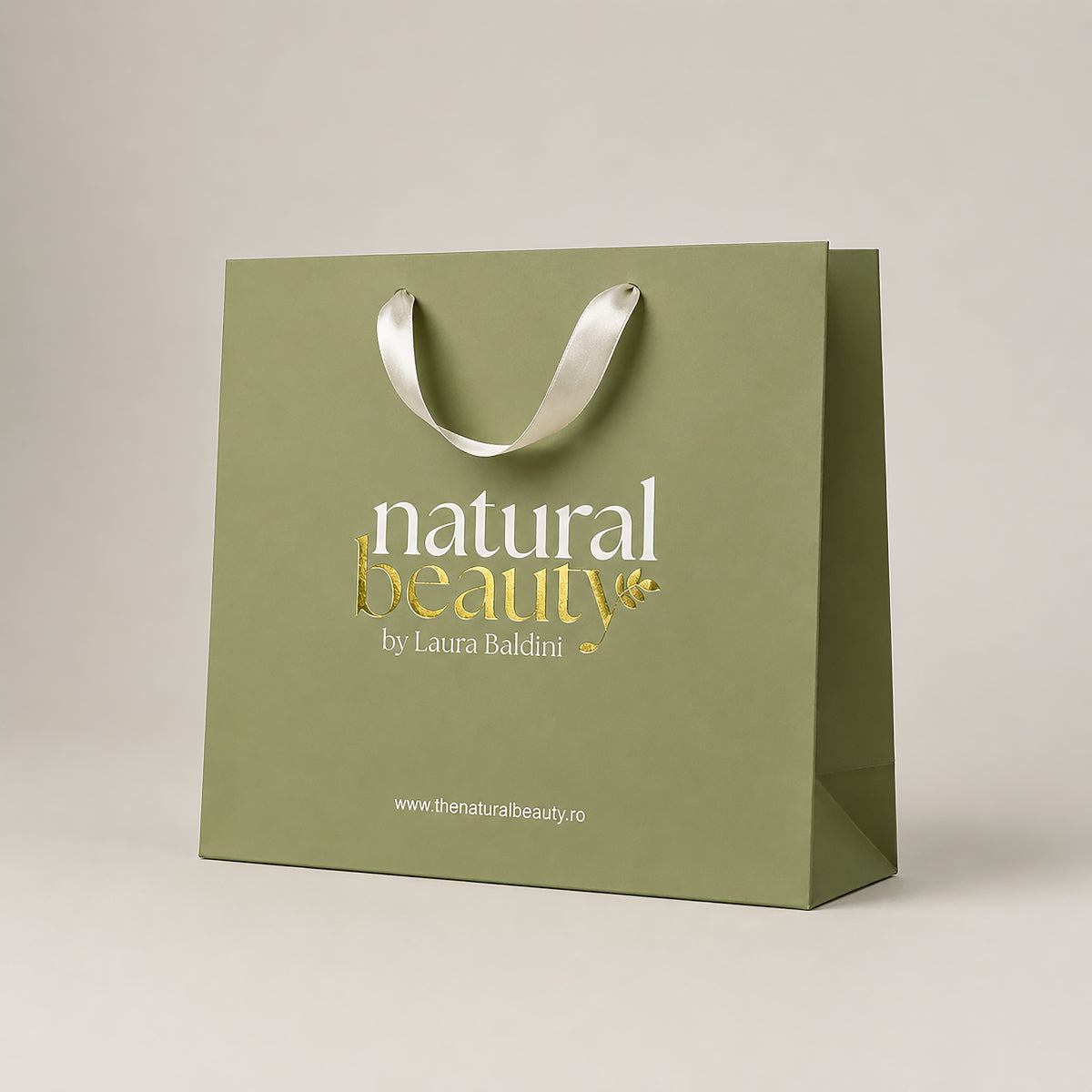 Plasă cadou verde-olive cu mânere din panglică satinată crem și logo alb cu auriu „natural beauty by Laura Baldini”