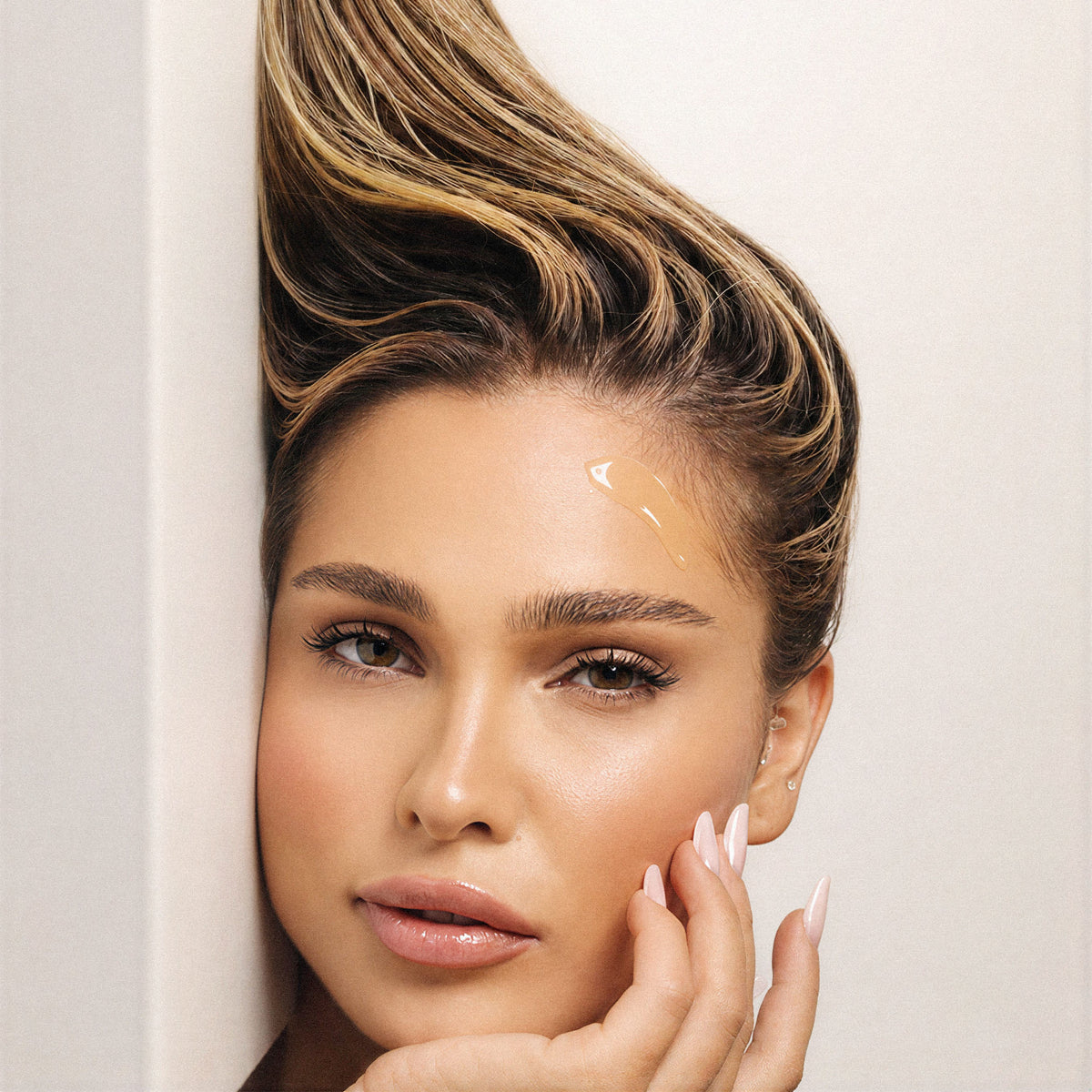Șampon cu keratină Dolce Vita aplicat ca mostră pe frunte, Natural Beauty by Laura Baldini