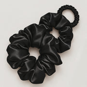 Set SILK TIE de 3 elastice de păr din mătase neagră lucioasă, suprapuse: un elastic subțire deasupra a două scrunchie-uri