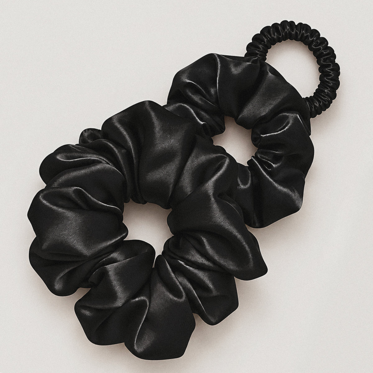 Set SILK TIE de 3 elastice de păr din mătase neagră lucioasă, suprapuse: un elastic subțire deasupra a două scrunchie-uri
