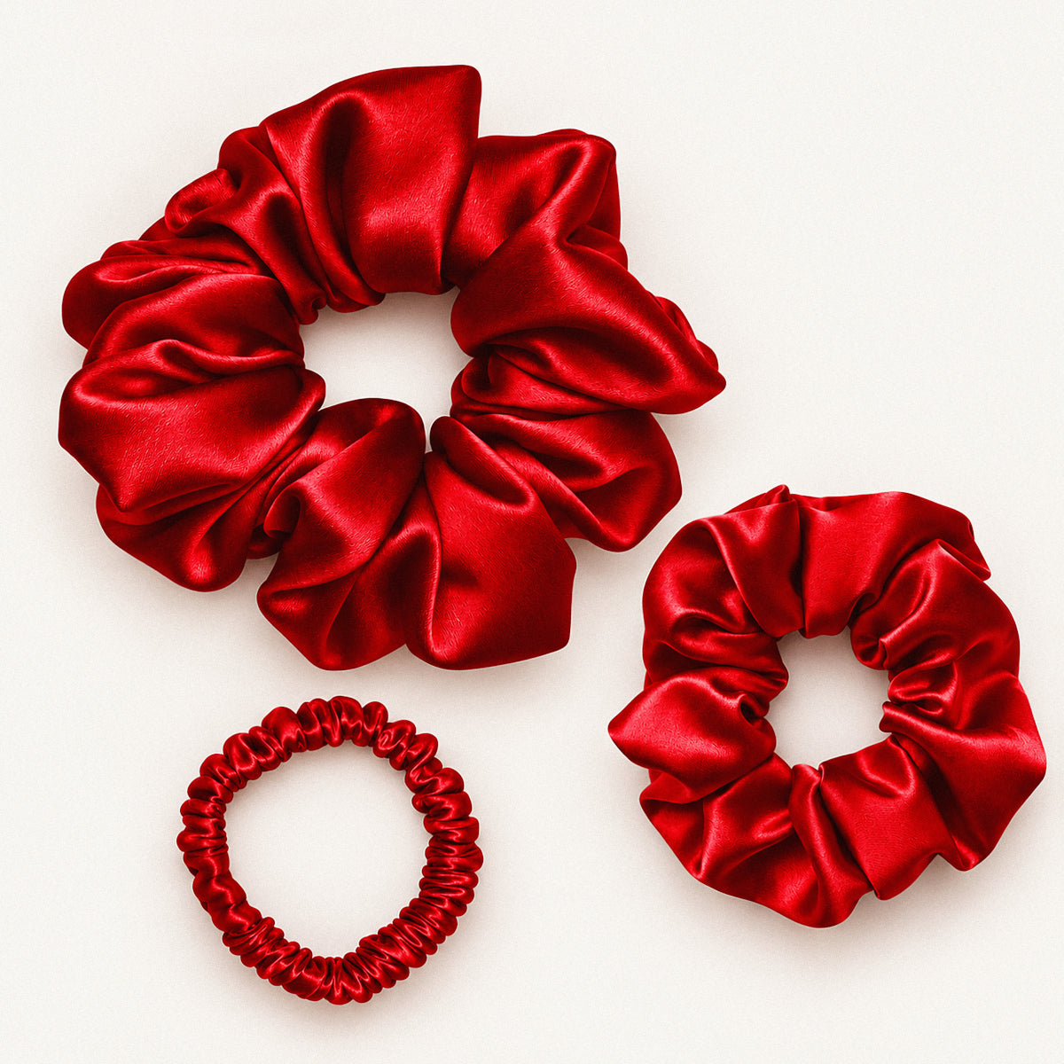 Set SILK TIE de 3 elastice de păr din mătase roșie lucioasă: două scrunchie-uri în mărimi diferite și un elastic subțire