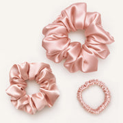 Set SILK TIE de 3 elastice de păr din mătase roz pal lucioasă: două scrunchie-uri în mărimi diferite și un elastic subțire