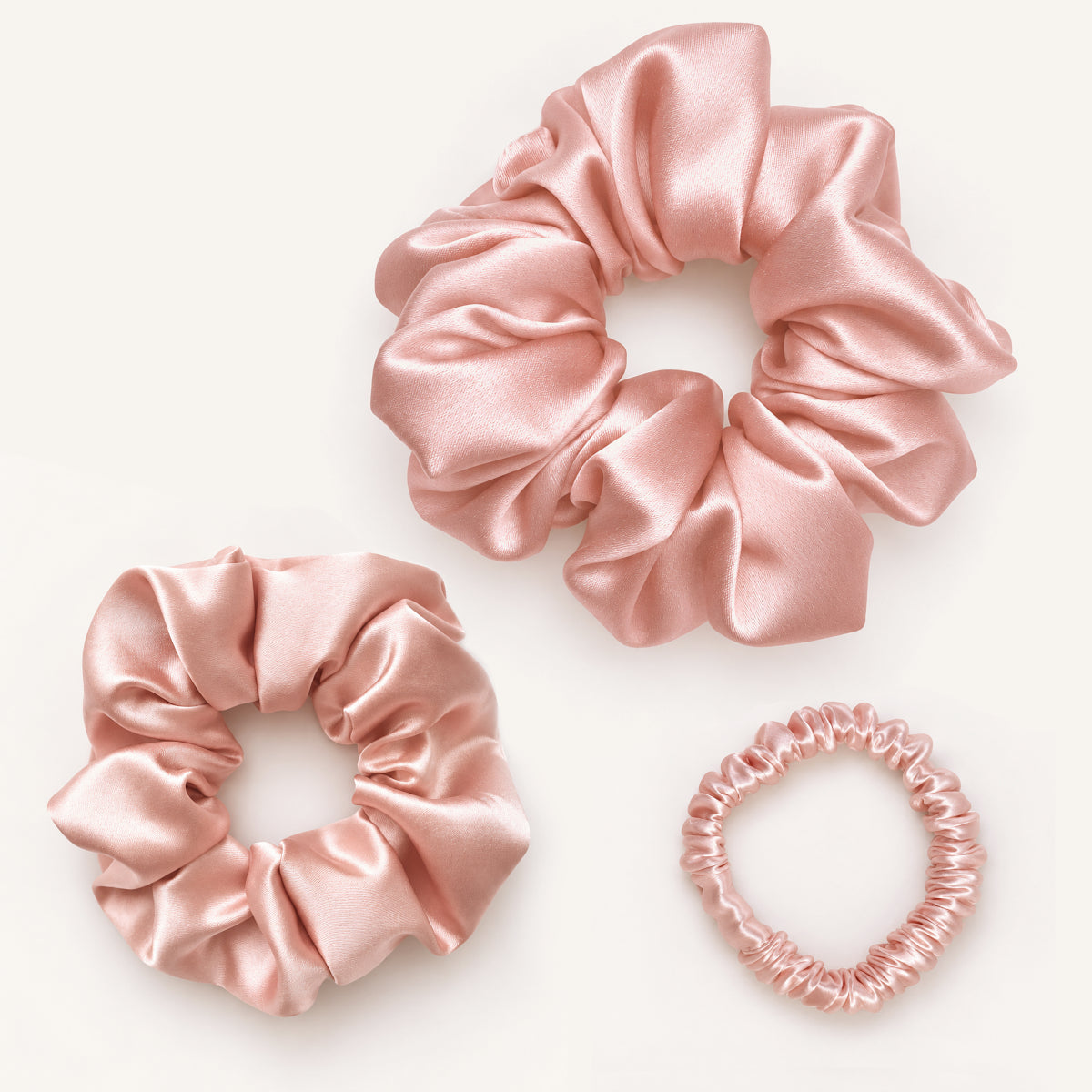 Set SILK TIE de 3 elastice de păr din mătase roz pal lucioasă: două scrunchie-uri în mărimi diferite și un elastic subțire