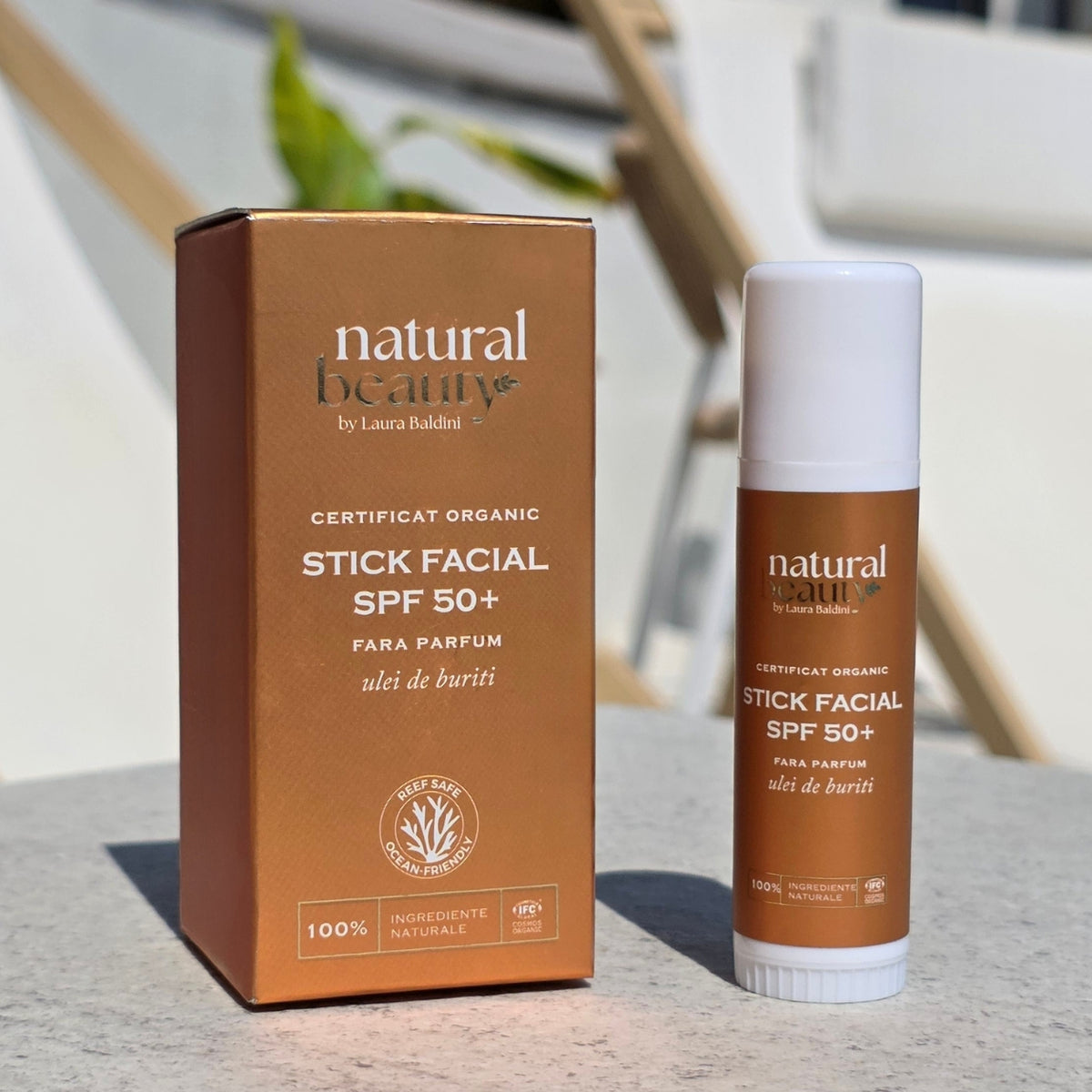 Stick facial SPF50+ Sun Kiss, Natural Beauty by Laura Baldini, cu ulei de Buriti, așezat pe o terasă